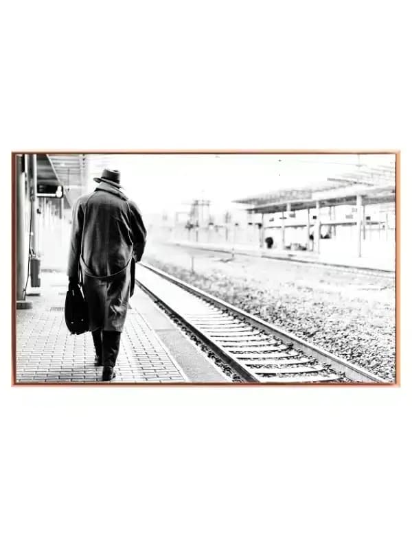 Ensomme Skridt på Perronen