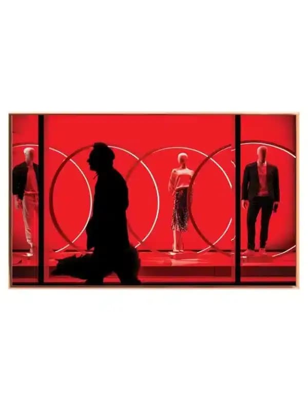 Rødt Butiksvindue med Silhuet