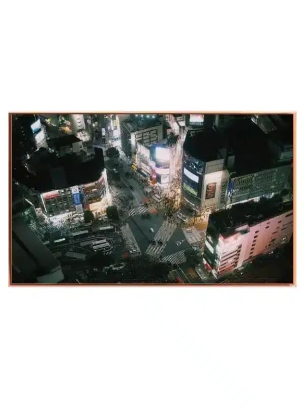 Neonlys Over Travlt Vejkryds