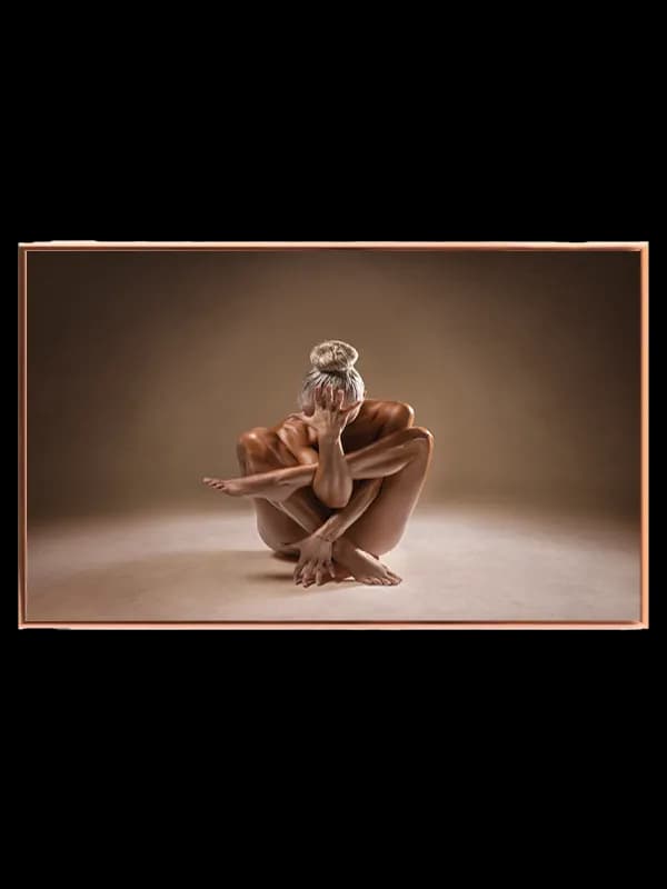 Kvinde krop gulv med skygger baggrund