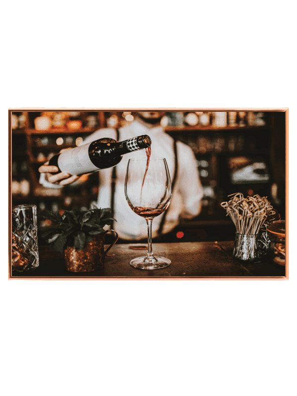 Vinflaske vinglas bartender med bar bokeh