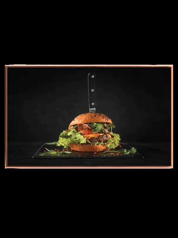 Burger kniv skærebræt med mørk baggrund