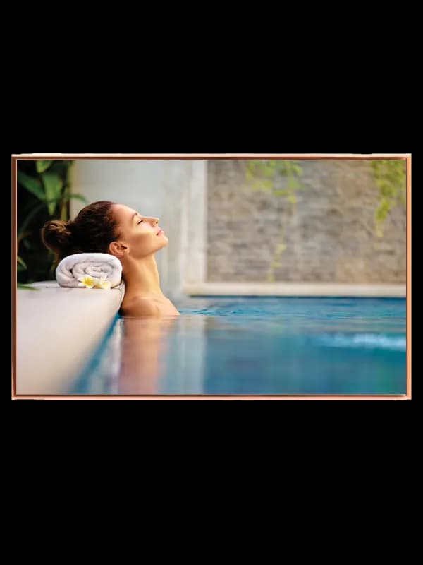 Kvinde pool håndklæde blomst med vand