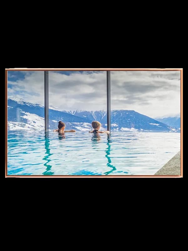 Infinitypool bjerge personer vinduer med refleksioner