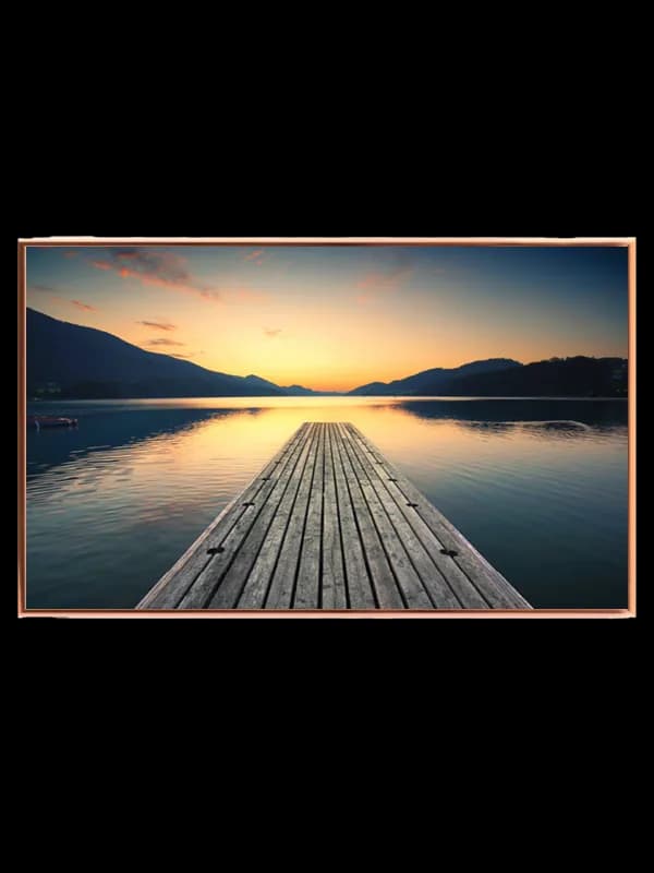 Sø mole bjerge solnedgang med horisont