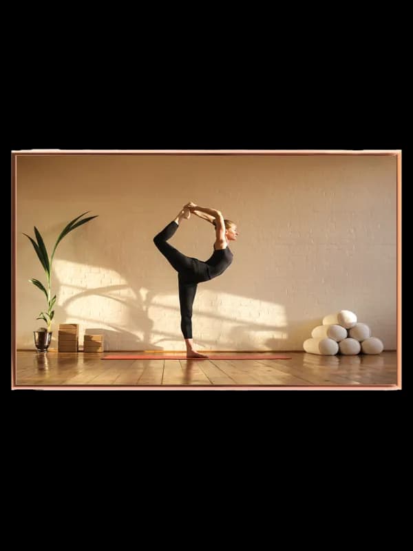 Yogastilling kvinde yogamåtte med skygger gulv