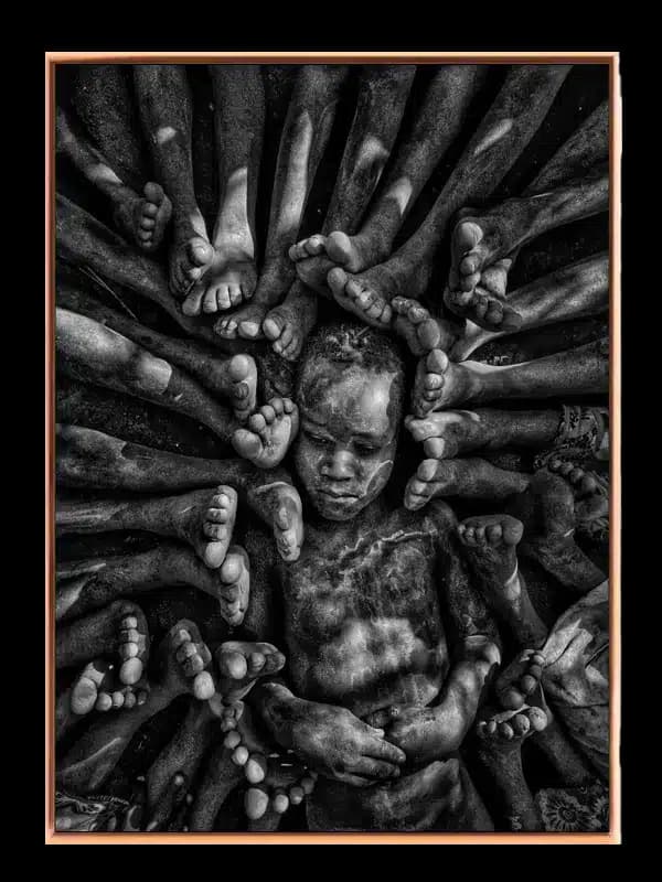 Barn Omgivet af Fødder