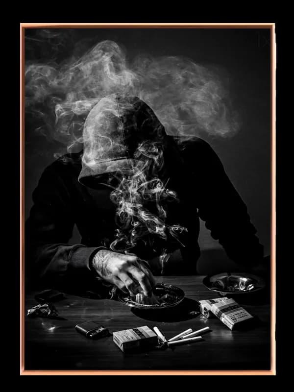 Hætteklædt Skikkelse i Røg