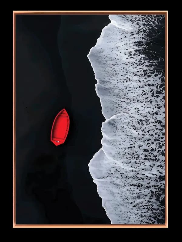 Rød Båd Ved Sort Strand Plakat