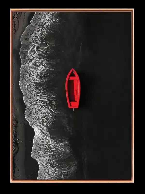 Rød Båd Ved Sort Strand Plakat